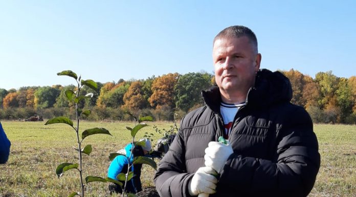 Председатель ТФП Сергей Судницын сажает деревья в Ясной Поляне