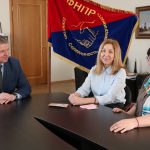 сертифика за столом