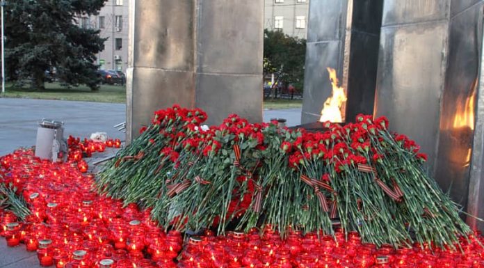 Свеча памяти на площади Победы